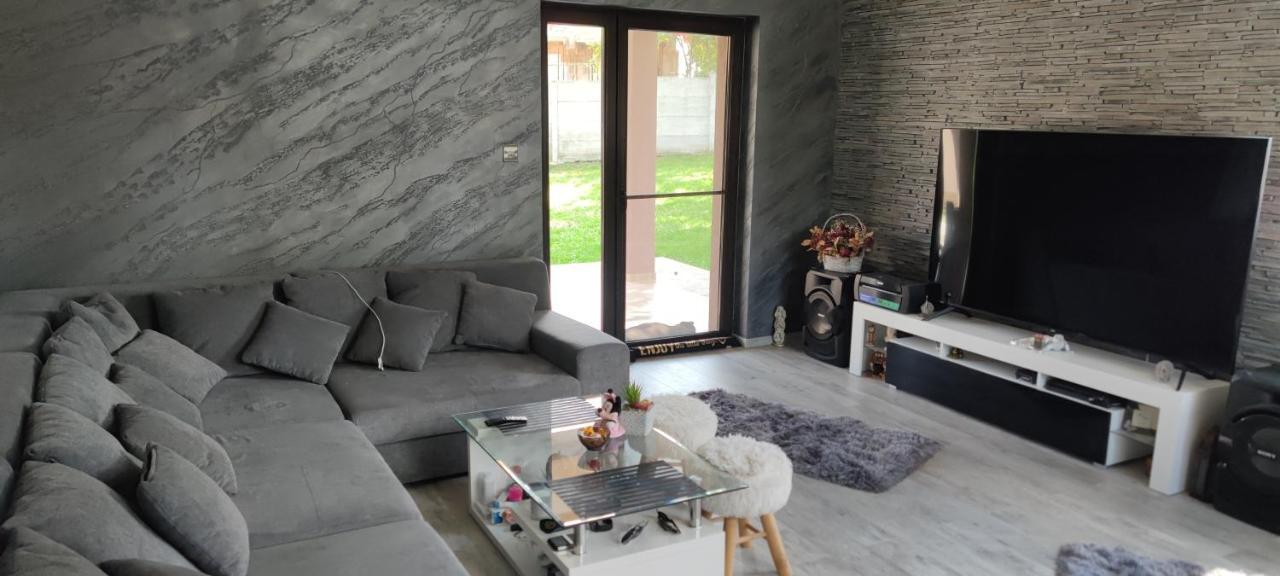 Lovely 1 Bedroom Flat In A 2 Ground Floor House Craiova Exterior foto